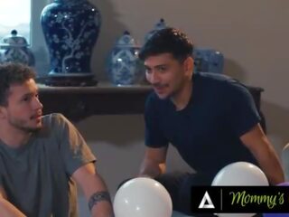 Perverznež blokes samo pomoč veliko oprsje mačeha pristine edge da peek pod ji skirt&excl; trojček