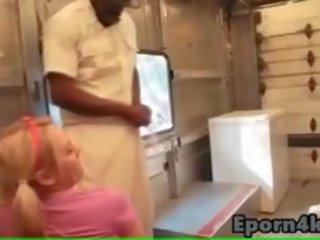 Голям бюст тийн блондинки любов смучене черни голям кур