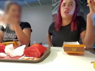 Duas safada aprontando কম os peitos ডি fora enquanto comem না mcdonald’s - anjinha tatuada oficial