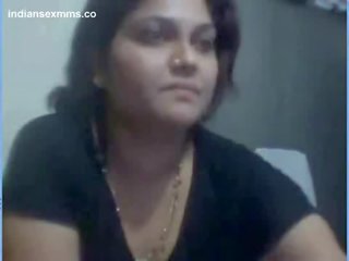 Desi aunty mudo on web kamera showing her big boobs & burungpun mms