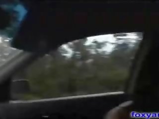 Rinnakas latiino kaval anya annab käsitöö sisse auto