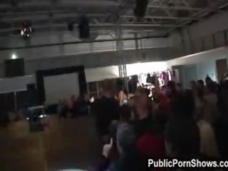 كبير الصدر متجرد يجلس في ل محظوظ chaps وجه و يحصل على لها كس يمسح في مرحلة