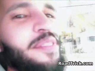 Τατουάζ επάνω ξανθός/ιά τσιμπουκώνοντας phallus σε πίσω κάθισμα του βαν