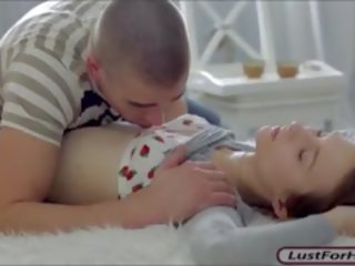 Snello pigtailed giovanissima amante dunya jizzed su culo