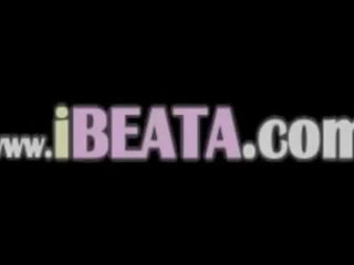 นมโต beata divinity ล้อเลียน บน the โซฟา