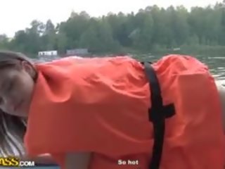 スキニー 恋人 取得 釘付け で ザ· ボート で a 男と男の女性 三人組