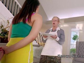 巨乳 diva 乱搞 在 沙发 旁 她的 奶奶