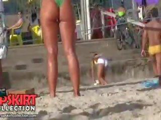 As sensacingas mergšė yra dėvėjimas a tikrai mažas bikinis dirželis apie jos ypatybė ir burbulas užpakalis