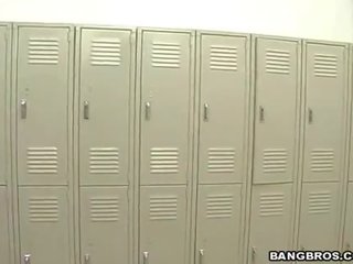 นมโต ซุปเปอร์ แม่ผมอยากเอาคนแก่ ดูด extractings ใน the เพศชาย locker ห้อง
