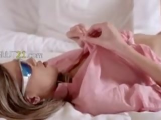 Spoiled מוֹתֶק לְהִתְפַּשֵׁט שלה חריץ