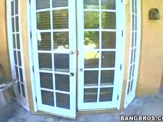 মধুর আবলুস তেজী বাইক চালানো