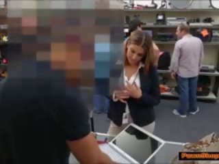 Επιχείρηση γυναίκα δίνει ένα bj για ένα ticket