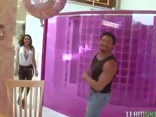 Tittyattack liels bumbulīši brunete medus charley pakaļdzīšanās noģērbšana ķircināšana jāšanās